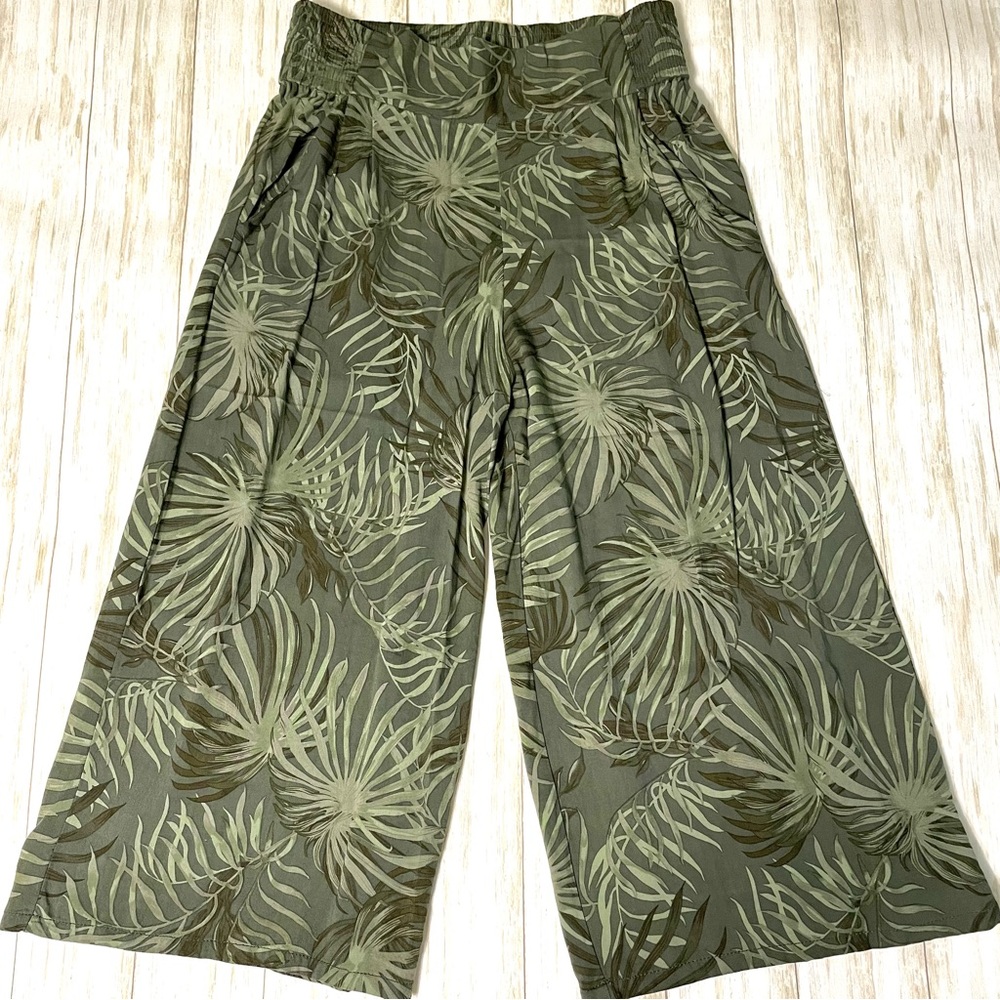 Time And Tru Green Palm Wide Leg
Relaxed Fit Pull On Crop Pants